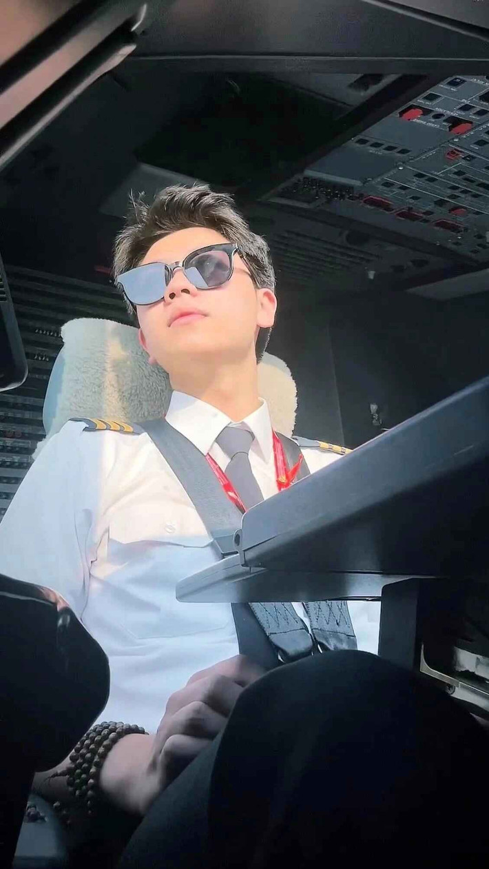 Hà Còi được đào tạo nghiệp vụ phi công trong 3 năm, trong đó có 1 năm ở Mỹ. Sau đó, anh về nước học thêm và bay 200 giờ tập sự. Anh hiện đang là cơ phó của một hãng hàng không.