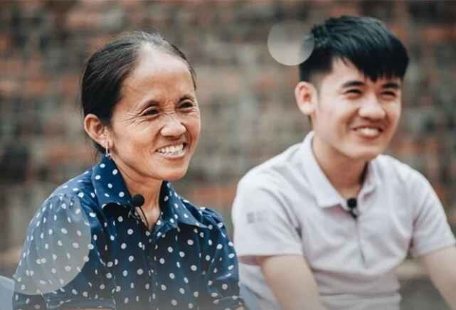 Với sự hỗ trợ của con trai, kênh Bà Tân Vlog tạo được sức hút mạnh mẽ nhờ các video nấu ăn theo phong cách "siêu to khổng lồ".