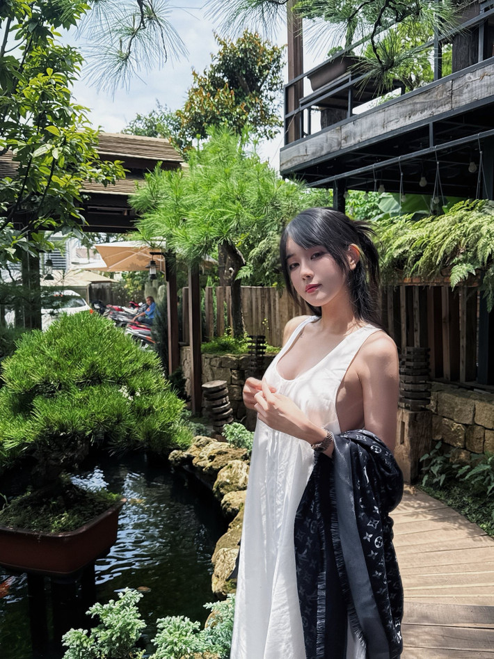 Tài khoản này tiếp tục công kích, cho rằng trước đây Bích Hạnh chụp ảnh khỏa thân, và bây giờ muốn "tẩy trắng". Song Bích Hạnh thẳng thắn bày tỏ đối phương nên đưa bằng chứng ra để nói chuyện. Cuối cùng, người này không đưa bất kỳ bằng chứng nào và đã xin lỗi cô.