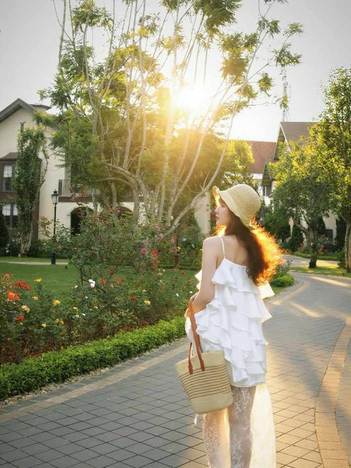 Nhiều bình luận bày tỏ sự ngưỡng mộ trước nhan sắc ngày càng thăng hạng của Kiều Trinh, cho rằng cô vẫn giữ được nét ngây thơ, đáng yêu nhưng cũng thêm phần trưởng thành và cuốn hút. "Đẹp tựa ban mai", "Nhan sắc này đúng là không tuổi", "Nhìn là thấy năng lượng tích cực" là những lời khen ngợi mà người hâm mộ dành cho cô.