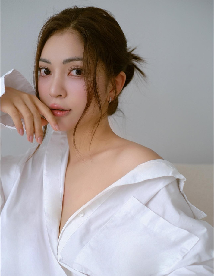 Với người hâm mộ thể thao Việt Nam, Nhật Lê có lẽ là cái tên không quá xa lạ. Cô nàng này sinh năm 1999 tại Quảng Nam, từng là bạn gái lâu năm và được công khai đầu tiên của cầu thủ Quang Hải. Cả hai bắt đầu hẹn hò từ năm 2016 khi cô đang theo học tại Đại học Thăng Long.