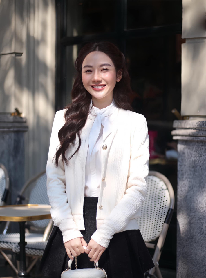 Cách đây 6 năm, Hứa Như Quỳnh đã được cộng đồng mạng biết đến là nữ sinh báo chí gieo thương nhớ bởi sở hữu nhan sắc ngọt ngào, xinh xắn. Cô khiến người đối diện dễ có thiện cảm ngay từ lần gặp đầu tiên bởi tính cách hòa đồng, thân thiện và nhiệt tình.