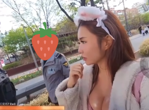 Trong video, nữ streamer Kiara Kitty mặc một chiếc áo crop top hồng siêu ngắn, bó sát, khoe gần trọn vòng một căng đầy, kết hợp với áo khoác trắng khoác hờ và một chiếc băng đô tai mèo bông dễ thương – phong cách “nửa đáng yêu, nửa khiêu gợi” quen thuộc của Kiara.