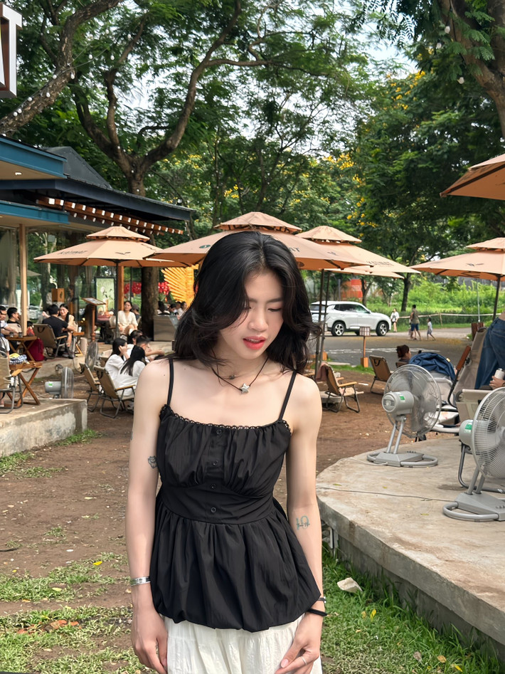 Diện áo hai dây đơn giản, để tóc dài buông xõa và trang điểm nhẹ nhàng, Thanh Nhã khoe vẻ đẹp trong trẻo cùng thần thái cuốn hút, khác xa hình ảnh mạnh mẽ thường thấy trên sân cỏ.