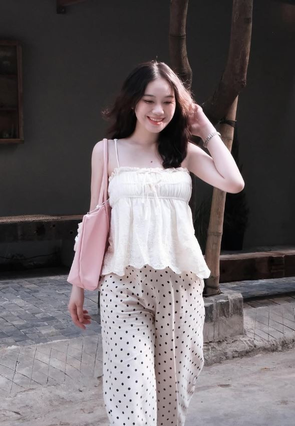 Ngay sau đám cưới, mạng xã hội rộ lên nghi vấn Nguyễn Linh đang mang thai. Nguồn cơn xuất phát từ loạt hình ảnh ghi lại khoảnh khắc đời thường của cô.