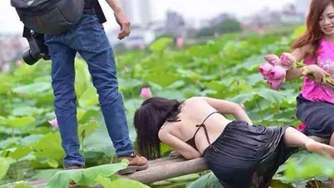 Trong quá trình chụp, mẫu cũng cần phải lưu ý và cẩn trọng trong việc tạo dáng, tránh lộ hàng, sẽ trở thành đối tượng bị bàn tán hoặc nạn nhân của kẻ có ý đồ xấu, đưa vào ống kính. Để sau khi về nhà không bị ngứa hoặc dị ứng da, các bạn cũng nên hạn chế việc ngâm nước hoặc ngâm quá lâu.