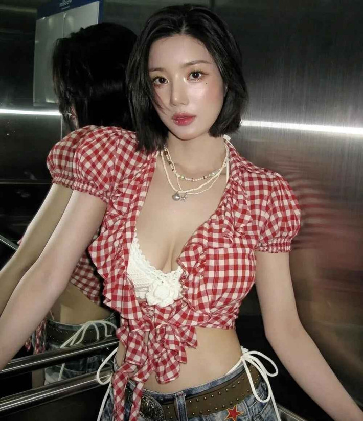 Kwon Eun Bi từng debut năm 2014 nhưng không gây được sự chú ý, bước ngoặt đến khi cô tham gia Produce 101 và trở thành thành viên nhóm nhạc IZ*ONE. Sau khi nhóm tan rã, Eun Bi theo đuổi sự nghiệp solo và dần khẳng định vị thế nhờ bản hit "Underwater".