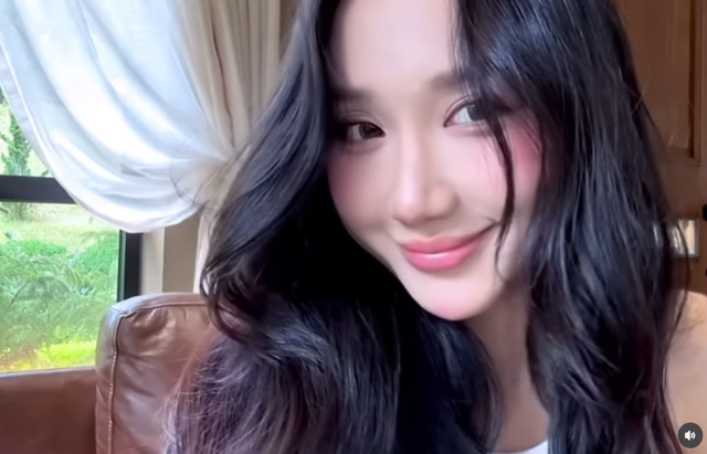 Không phải những bộ cánh lộng lẫy hay lối trang điểm cầu kỳ, chính visual "bạn gái nhà bên" cùng khí chất thanh thuần đã giúp Mina Young chiếm trọn trái tim người hâm mộ.