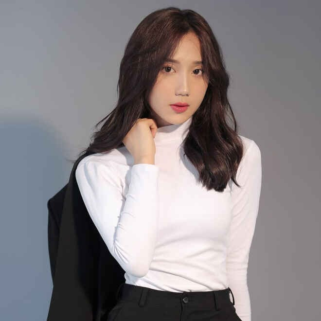 Mina Young đã chứng minh rằng, vẻ đẹp tự nhiên, sự trong sáng và khí chất "bạn gái nhà bên" đôi khi còn quyến rũ hơn bất kỳ vẻ ngoài hào nhoáng nào. Cô không chỉ là một gương mặt xinh đẹp mà còn là biểu tượng của sự thuần khiết, dịu dàng, khiến ai cũng muốn ngắm nhìn mãi không thôi.