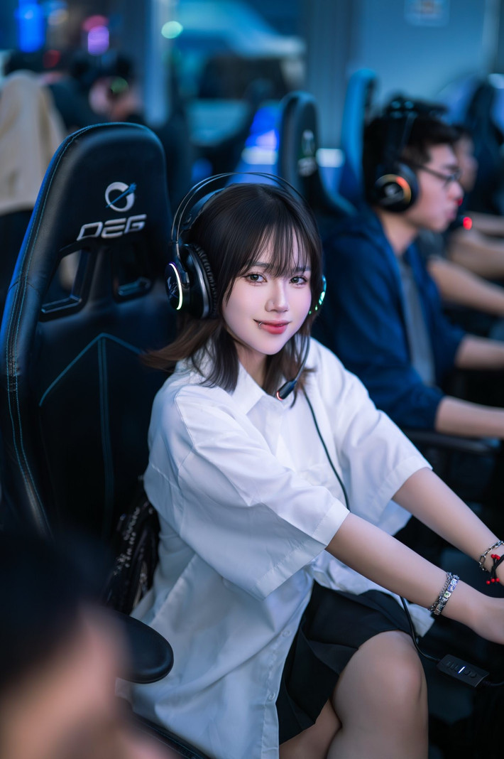 Cứ mỗi lần xuất hiện, "hot girl phòng net" Bùi Nguyễn Mai Anh lại khiến cộng đồng phải "mắt chữ A miệng chữ O" và cũng không ít lần cô nàng trở thành tâm điểm viral trên các nền tảng như TikTok, Facebook hay Instagram.
