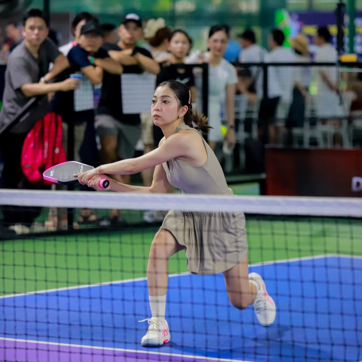 Xuất hiện trên sân pickleball, Nhật Lê luôn gây ấn tượng với vóc dáng săn chắc, làn da trắng hồng và nụ cười tươi tắn. Cô thường diện những trang phục thể thao đơn giản nhưng tôn lên sự trẻ trung và năng động.