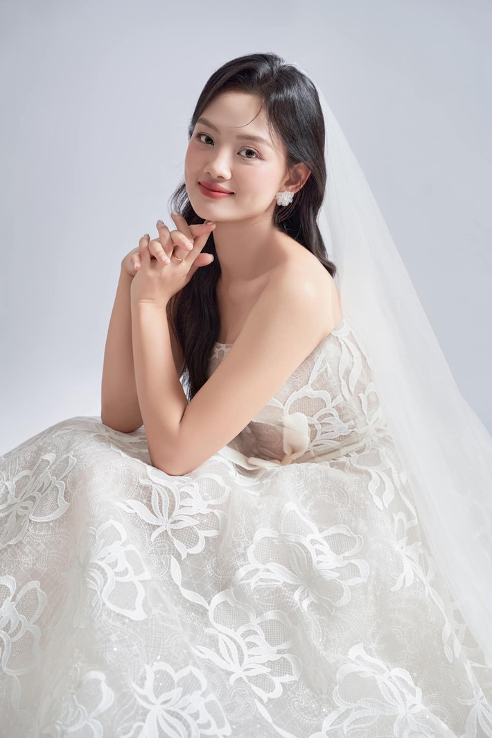 Chuyện tình của Thu Hoài và ông xã Bảo Anh cũng được nhiều người ví như "trai tài, gái sắc". Đám cưới của họ vào tháng 12 năm 2024 đã nhận được vô vàn lời chúc phúc từ bạn bè và người hâm mộ.