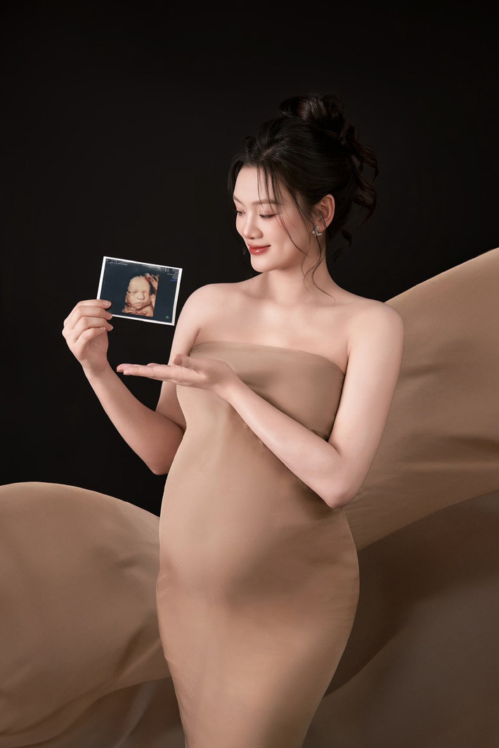 Người hâm mộ làng bóng chuyền Việt Nam đang cùng nhau gửi lời chúc mừng đến hoa khôi Nguyễn Thu Hoài sau khi cô chia sẻ tin vui sắp chào đón thành viên mới trong gia đình.