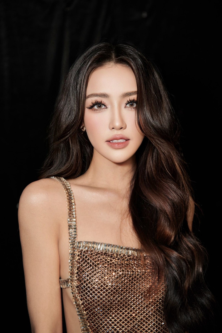 Việc diện những trang phục gợi cảm, tôn dáng là một xu hướng phổ biến trong giới showbiz và các hot girl hiện nay. Tuy nhiên, mức độ táo bạo của thiết kế luôn là đề tài gây tranh cãi.