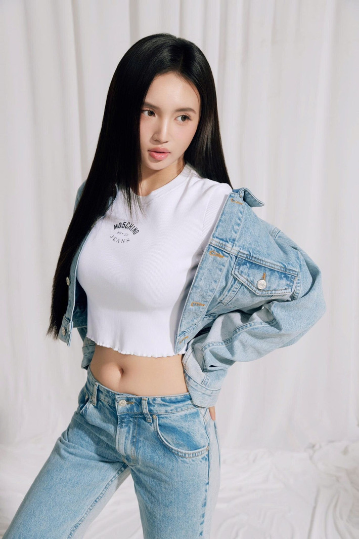 Layout make-up nhẹ nhàng, kiểu tóc suôn mượt tự nhiên càng làm bật lên vẻ đẹp trong trẻo mà cuốn hút đến lạ - kiểu visual mà Ngân Hà chỉ cần đứng yên cũng có thể "đốn tim" fan.