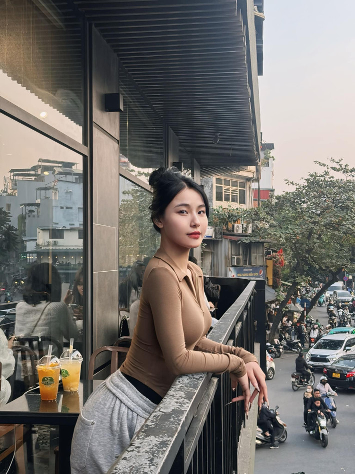 Điều khiến Nguyễn Lê Hồng Minh nổi bật giữa “rừng TikToker” không chỉ nằm ở gương mặt sáng, thân hình gợi cảm mà còn là phong thái chuyên nghiệp và lối trình bày duyên dáng.