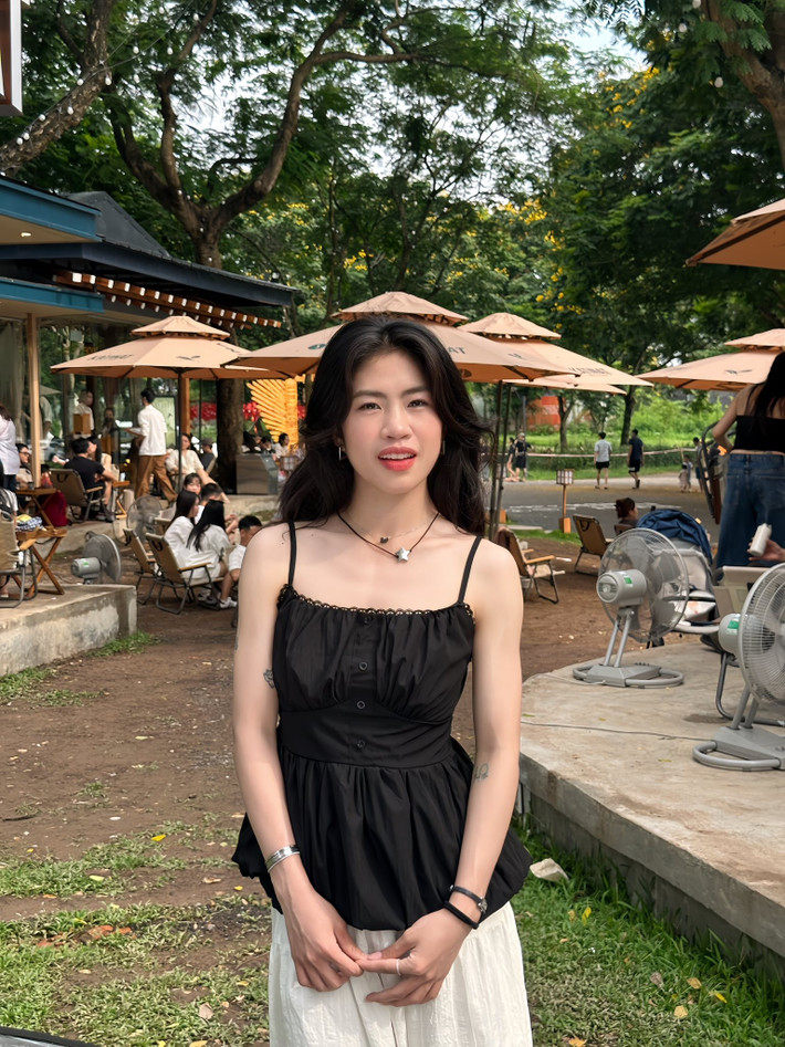 Tiền vệ Nguyễn Thị Thanh Nhã vừa chia sẻ loạt ảnh đời thường trên trang cá nhân. Chỉ trong ít phút đăng tải, bài đăng của cầu thủ sinh năm 2001 nhanh chóng thu hút sự chú ý bởi hình ảnh trẻ trung, nữ tính và đầy sức sống.