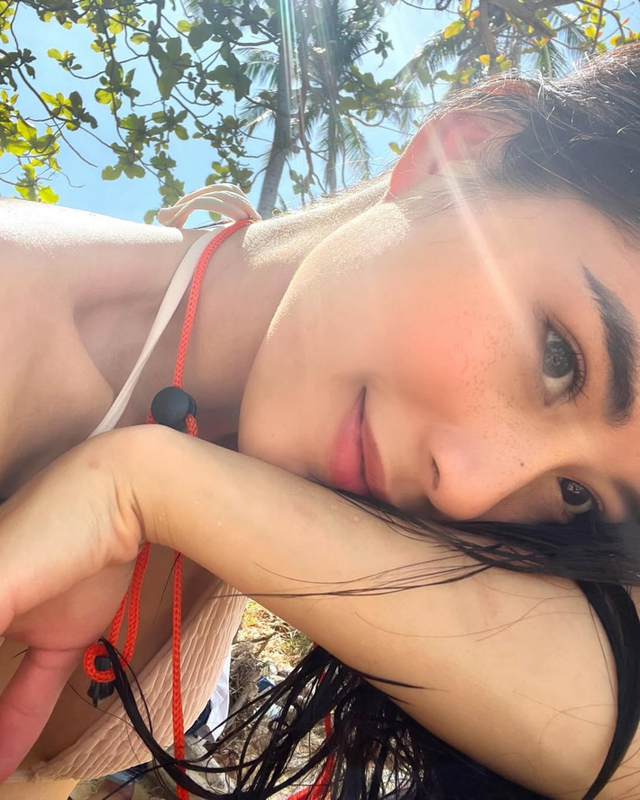 Loạt ảnh bikini của Thu Huyền không chỉ đơn thuần là những khoảnh khắc thư giãn bên bờ biển hay trong hồ bơi mà còn thể hiện sự tự tin vào vẻ đẹp hình thể của bản thân.