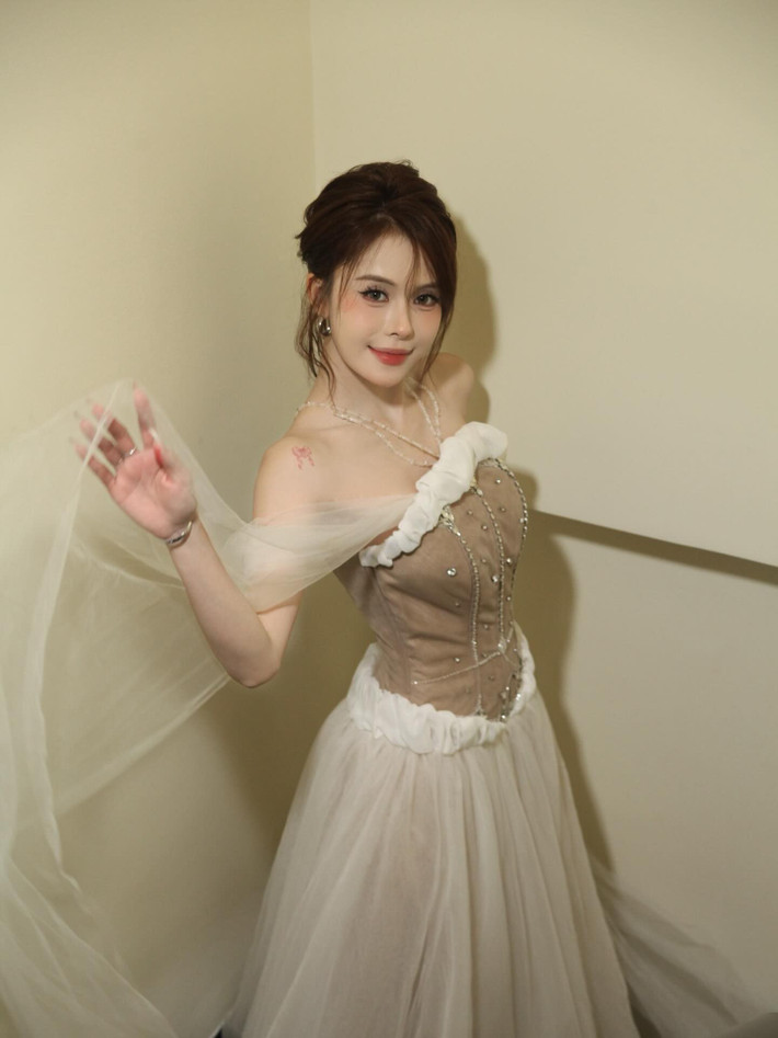 Riêng Hà Môi, đây không phải là lần đầu tiên cô nàng nhận về ý kiến trái chiều khi đi catwalk. Tuy nhiên nữ TikToker không có bất cứ phản hồi nào mà vẫn lên sàn diễn như bình thường, thậm chí xuất hiện tại các tuần lễ thời trang.