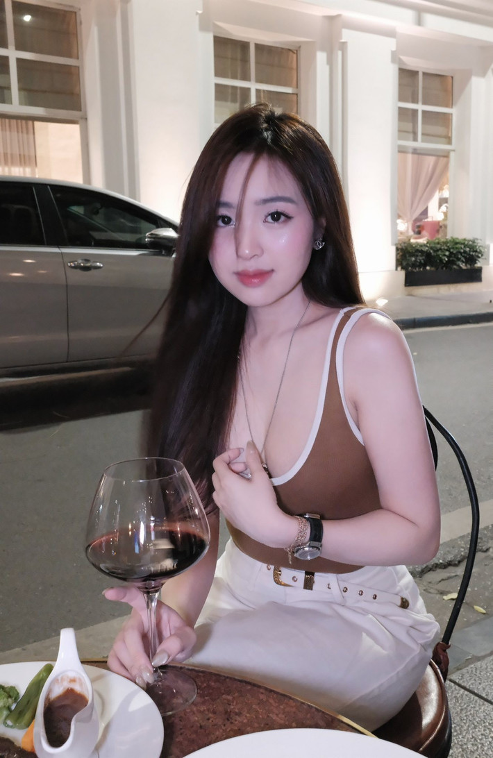 Khoảnh khắc Lê Phương Anh rơi lệ đã chạm đến bản năng này, khiến họ cảm thấy có trách nhiệm và mong muốn được trở thành "người hùng" trong mắt cô.