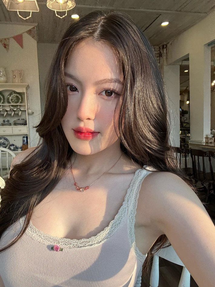 Khi chuyển sang phong cách gợi cảm, Babyboo lại khiến fan "đổ gục" với những thiết kế cắt xẻ táo bạo, tôn lên đường cong cơ thể một cách tinh tế.