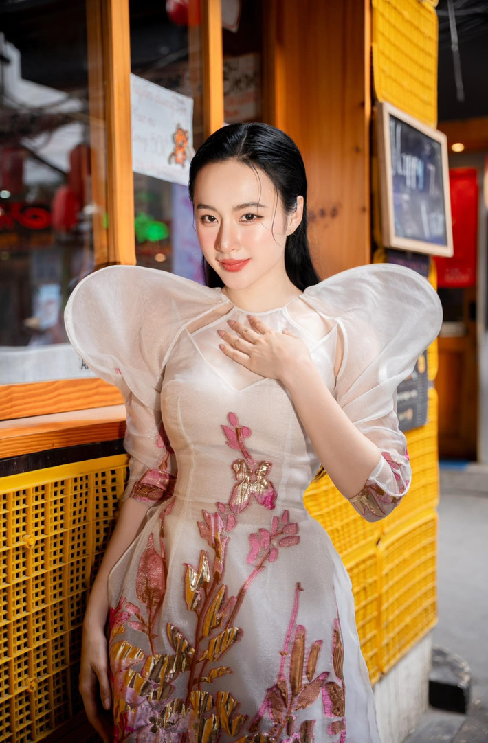 Hoa loa kèn, với những cánh hoa nở rộ và vươn thẳng, cũng có thể tượng trưng cho sự kiên cường, vượt qua khó khăn để vươn lên. Hành trình của Angela Phương Trinh, từ một cô bé nổi tiếng sớm đến một người phụ nữ trưởng thành với nhiều biến cố, đòi hỏi sự mạnh mẽ và bản lĩnh.