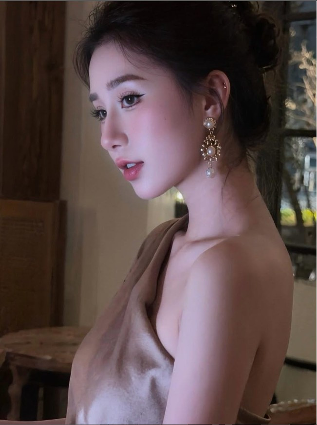 Mới đây, trên trang cá nhân của mình, "vợ quốc dân" Tiểu Hý (tên thật Nguyễn Thị Thủy Tiên) đã đăng tải loạt ảnh mới, nhanh chóng thu hút sự chú ý của cộng đồng mạng.