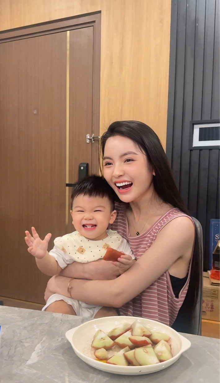 Hot girl Sơn Tây không chỉ là hậu phương vững chắc cho Quang Hải mà còn xây dựng thương hiệu cá nhân riêng của một người đẹp – vừa có sự nghiệp riêng, vừa khéo léo trong việc chăm sóc bản thân và xây dựng gia đình.