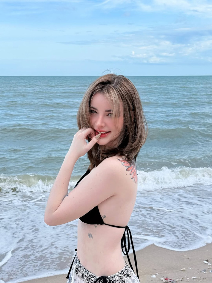 Jessie Vard là một người mẫu lai Thái-Ireland (sinh năm 1998) nổi tiếng ở Thái Lan và châu Á, được biết đến với nhan sắc lai Tây cuốn hút và hình ảnh gợi cảm, từng được gọi là "nữ thần thoát tục" hay "thiên thần áo tắm".