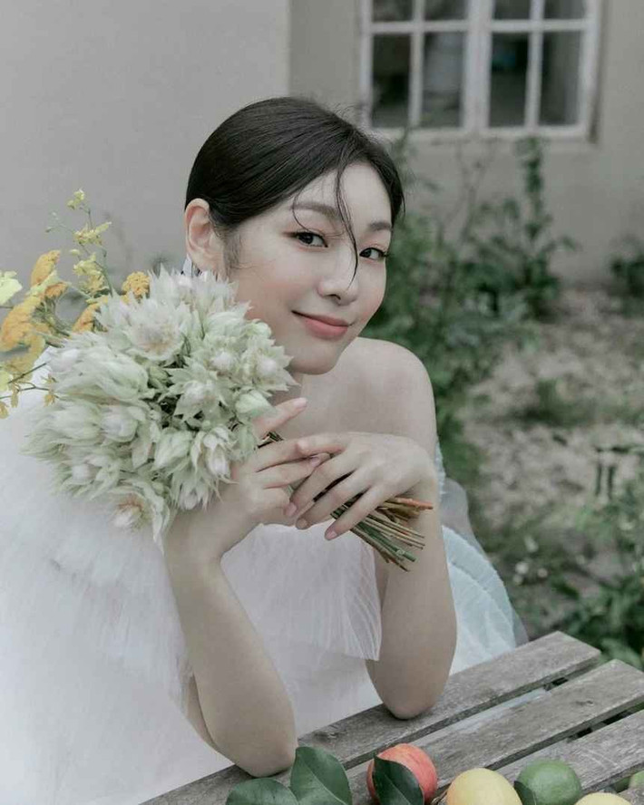 Cựu VĐV trượt băng từng là đại sứ của Dior và là gương mặt quen thuộc trong các chiến dịch quảng cáo lớn từ thời trang, mỹ phẩm đến điện tử và thực phẩm.