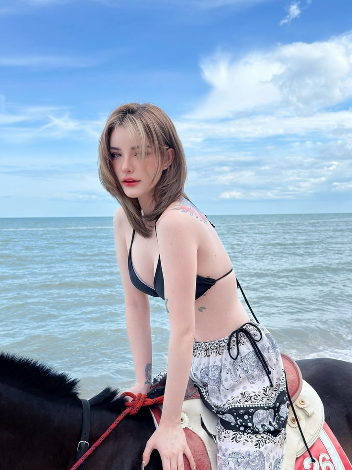 Jessie Vard đã công khai việc phẫu thuật thẩm mỹ để hoàn thiện nhan sắc, bao gồm niềng răng và nâng mũi.