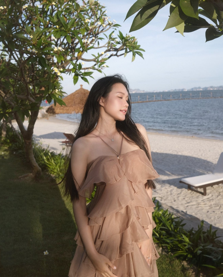 Sau khi sinh con, Hải My nhanh chóng lấy lại vóc dáng, được nhận xét nhan sắc có phần đằm thắm hơn.