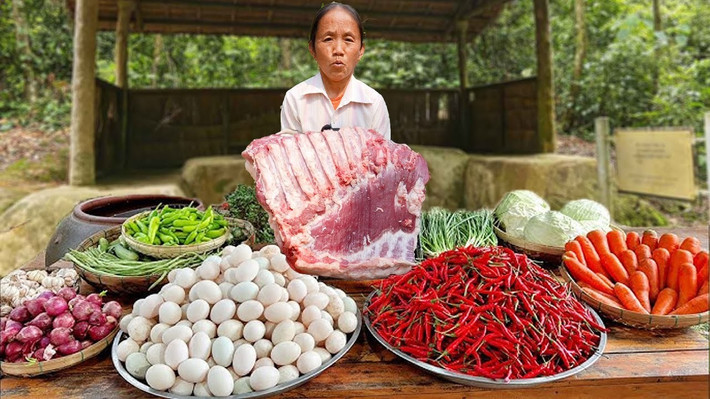 Thành tích này giúp bà Tân được Tổ chức Kỷ lục Việt Nam vinh danh là “Người phụ nữ nông dân đạt Nút vàng YouTube nhanh nhất Việt Nam”.