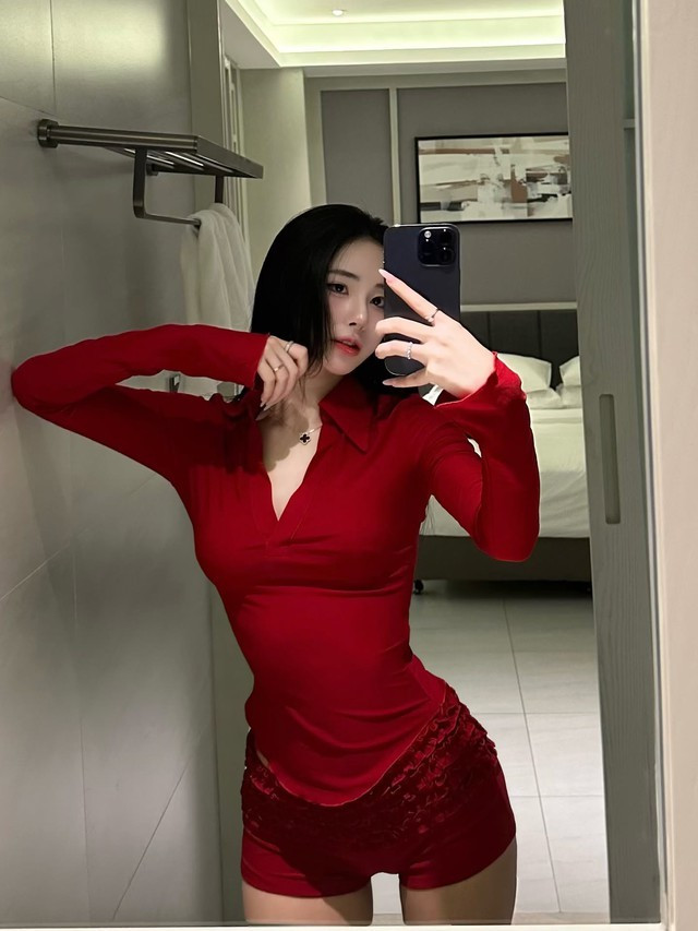 Tuy nhiên, nữ TikToker cũng cực kỳ nóng bỏng, gợi cảm chẳng kém hot girl nào trong những bộ ảnh diện bikini hay khoe vóc dáng.