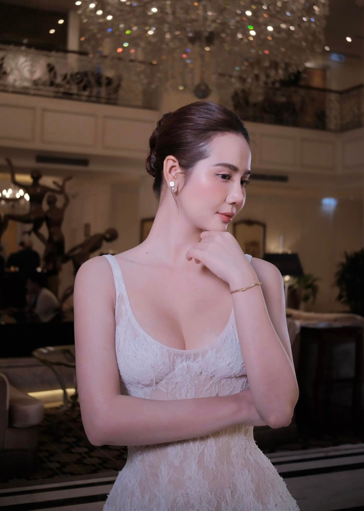 Trong loạt ảnh mới, Huyền Lizzie khiến cư dân mạng trầm trồ khi khoe vóc dáng nuột nà trong loạt ảnh diện áo hai dây khoét sâu, tôn triệt để vòng một gợi cảm và bờ vai thon.