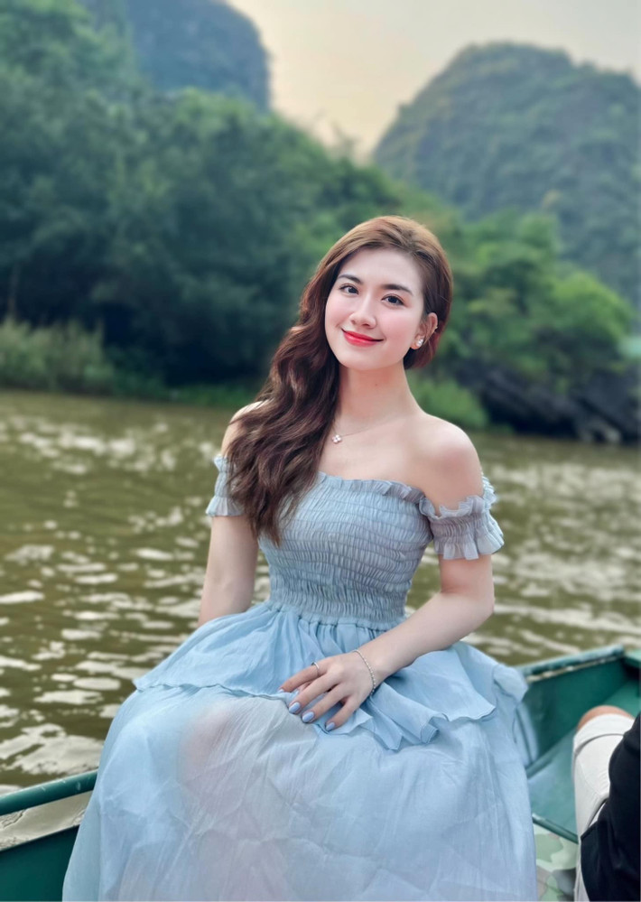 Chính sự khiêm tốn, chỉn chu và nghiêm túc trong sự nghiệp khiến nữ MC đài Nghệ An nhận được nhiều thiện cảm từ khán giả lẫn giới chuyên môn.