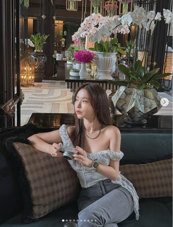 Nữ streamer tiết lộ, bản thân là người không thích giao tiếp, không thích trò chuyện và càng không thích trả lời tin nhắn. Nhưng vì công việc, cô phải ép mình ngồi trò chuyện, hát hò, tương tác với người xem suốt hơn 8 tiếng mỗi ngày. Đó cũng là lý do cô nàng sau đó đã đổi nghề, chuyển sang làm YouTuber để phù hợp với tính cách hơn.