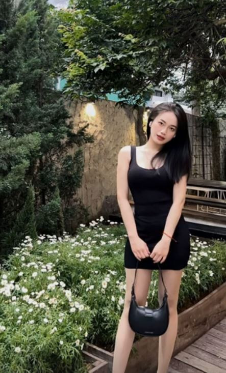 Trong đó, Nguyễn Linh nhiều lần diện váy suông, áo phom rộng, vòng 2 có phần lùm lùm. Một số người tinh ý còn soi ra chi tiết cô thường đặt tay lên bụng khi chụp ảnh, càng khiến nghi vấn "cưới chạy bầu" thêm rầm rộ.