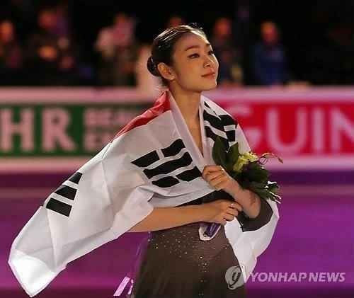 Năm 2004, Kim Yuna giành huy chương vàng trong cuộc thi Junior ISU Grand Prix được tổ chức tại Budapest (Hungary) và trở thành người Hàn Quốc đầu tiên nhận huy chương vàng bộ môn trượt băng nghệ thuật tại cuộc thi quốc tế.