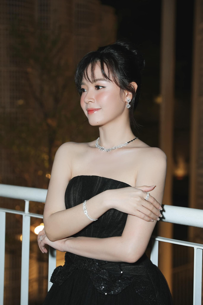 Được biết, đây không phải lần đầu tiên Midu bị soi chuyện có tin vui. Tuy nhiên, khi dấy lên nghi vấn, cô thường chọn cách im lặng, không có bất cứ chia sẻ nào liên quan.