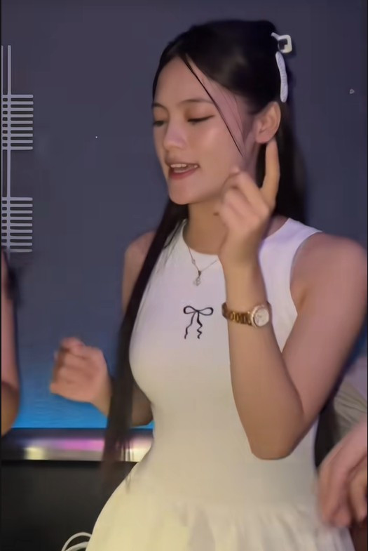 Ngoài ngoại hình, tính cách của cháu gái Bà Nhân cũng là tâm điểm chú ý. Từ một cô bé rụt rè, nhút nhát trong các video cũ, cô giờ đây đã trưởng thành hơn, tự tin hơn và đặc biệt là không ngại "đối đầu" với những bình luận chê bai.