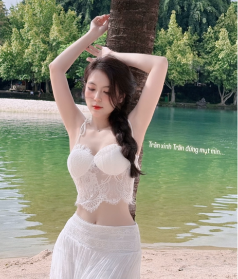 Sở hữu lượng người theo dõi lớn trên mạng xã hội, loạt ảnh mới đây của Trần Trân trước gương thu hút sự chú ý của netizen.