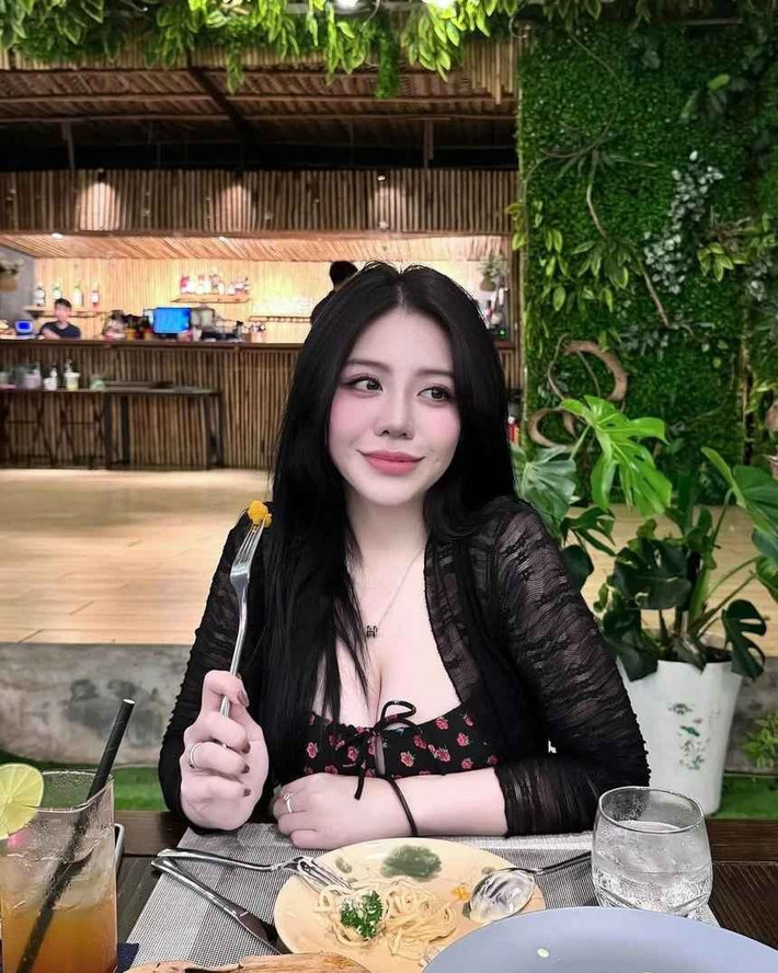 Susie sở hữu nhan sắc ưa nhìn.