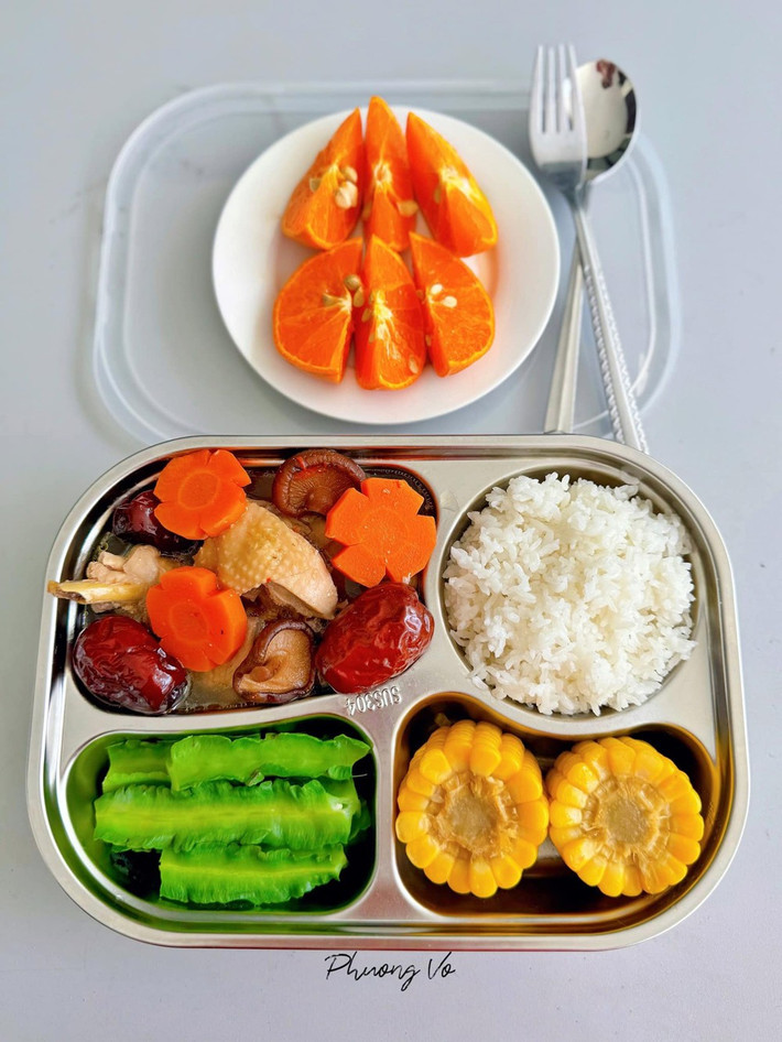 Phương kết hôn năm 2016, hiện là mẹ 2 con, bé gái 5 tuổi và bé trai 5 tháng tuổi. Cả hai lần ở cữ, Phương đều được mẹ chồng chăm sóc chu đáo.