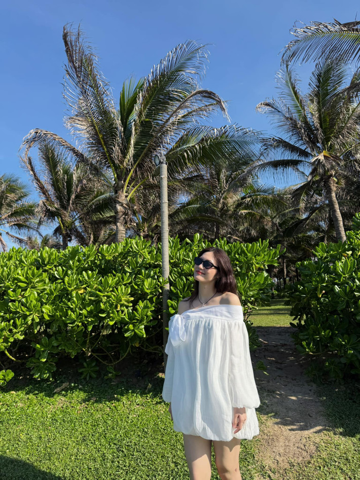 Việt Hương duy trì hình ảnh cá nhân chỉn chu, xuất hiện trong các dịp đặc biệt với phong cách trang nhã và được khen ngày càng mặn mà sau kết hôn.