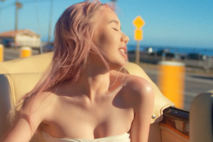 Trong diễn biến mới đây, nữ rapper kiêm hot girl mạng xã hội Lil Tay (tên thật Claire Hope) thẳng thừng chê bai những phụ nữ trên 25 tuổi vẫn theo đuổi công việc văn phòng truyền thống khiến dư luận dậy sóng.