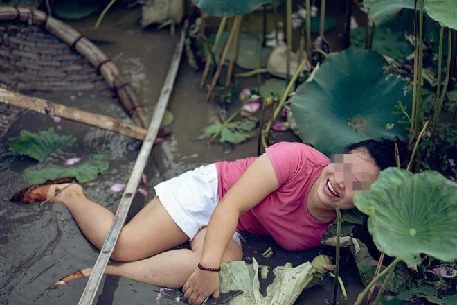 Trước đó không ít lần hội chị em gặp nạn khi mải mê chụp ảnh tại hồ sen được chia sẻ trên mạng xã hội.