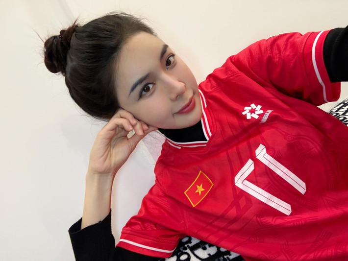 Cặp đôi hot girl và cầu thủ này cũng đã để trạng thái "đã đính hôn" trên tài khoản Facebook, khiến nhiều người cho rằng cả hai sắp về chung một nhà.
