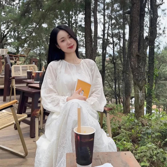 Vốn là một sinh viên ngành mỹ thuật, Hồng Nhung ART đã khéo léo kết hợp thêm lợi thế ngoại hình để biến các "tác phẩm" của cô nàng trở nên cuốn hút.