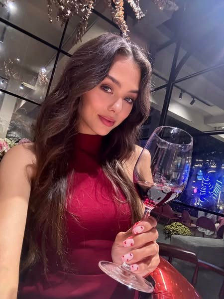 Vợ thủ môn Bùi Tiến Dũng từng chia sẻ bí quyết làm đẹp gồm chế độ ăn uống lành mạnh, bổ sung collagen, dùng mặt nạ dưỡng da chuyên biệt và giữ thói quen skincare đều đặn.
